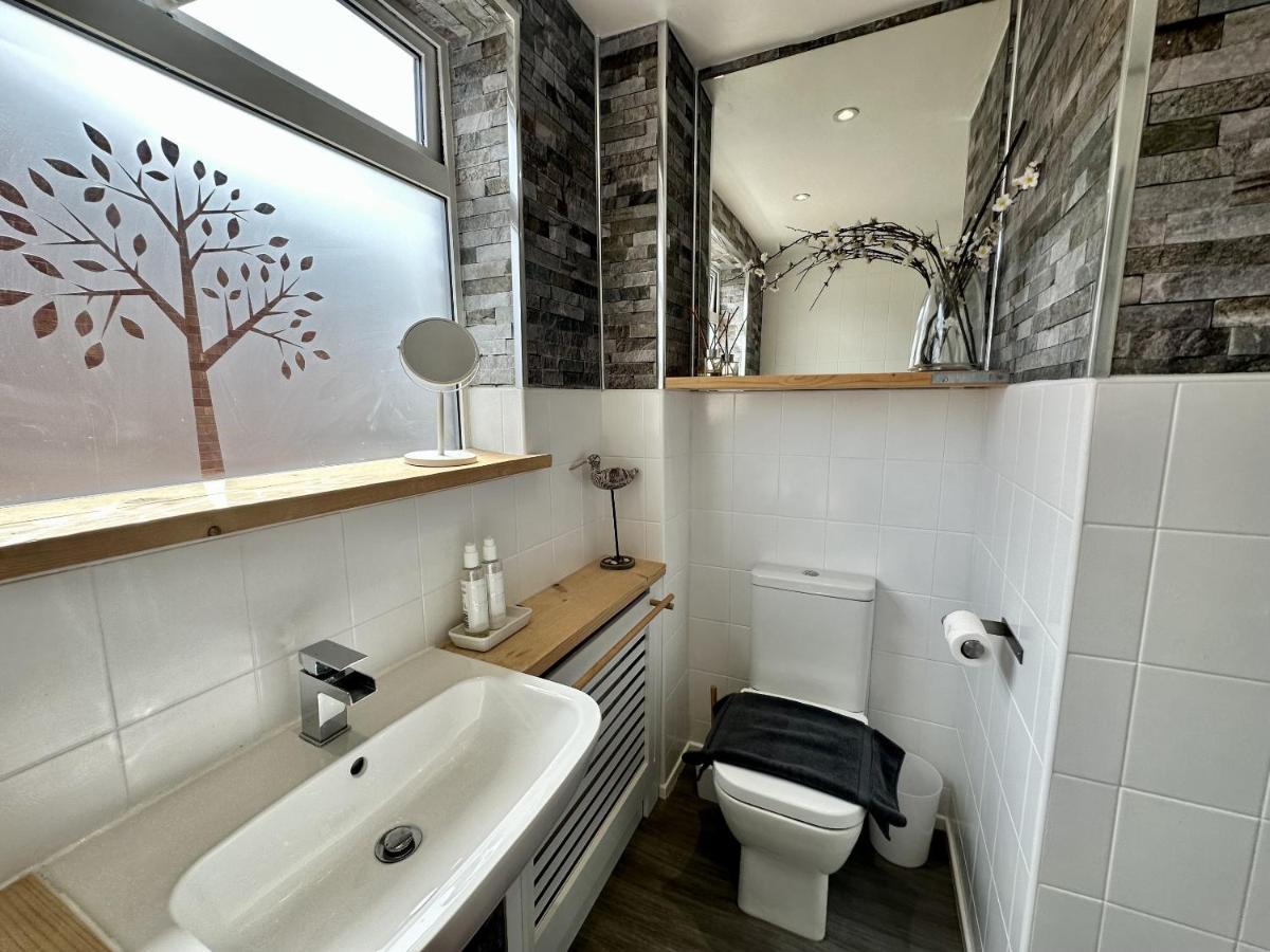 Villa Fantastic 2-Bed House With Parking - Hosted By Hutch Lifestyle Leamington Spa Exterior foto