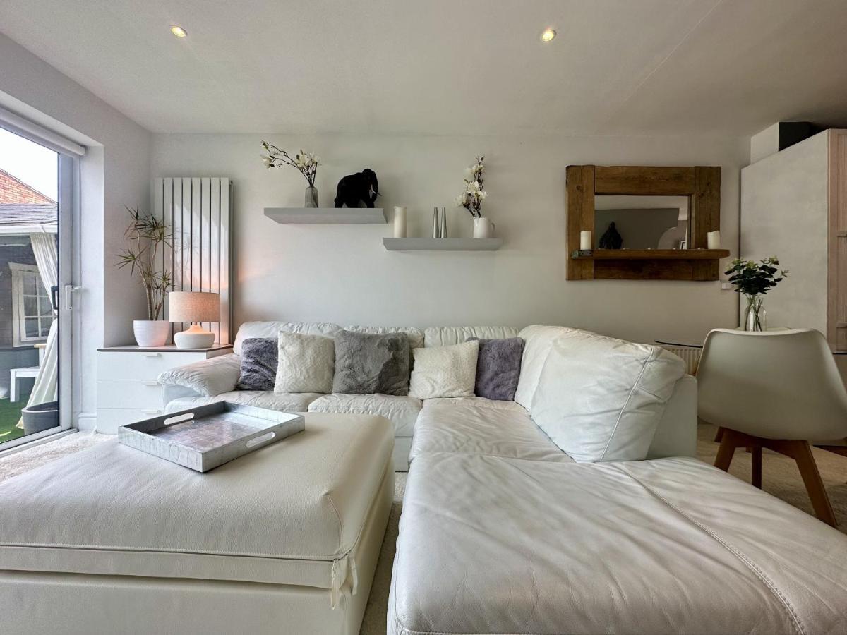 Villa Fantastic 2-Bed House With Parking - Hosted By Hutch Lifestyle Leamington Spa Exterior foto