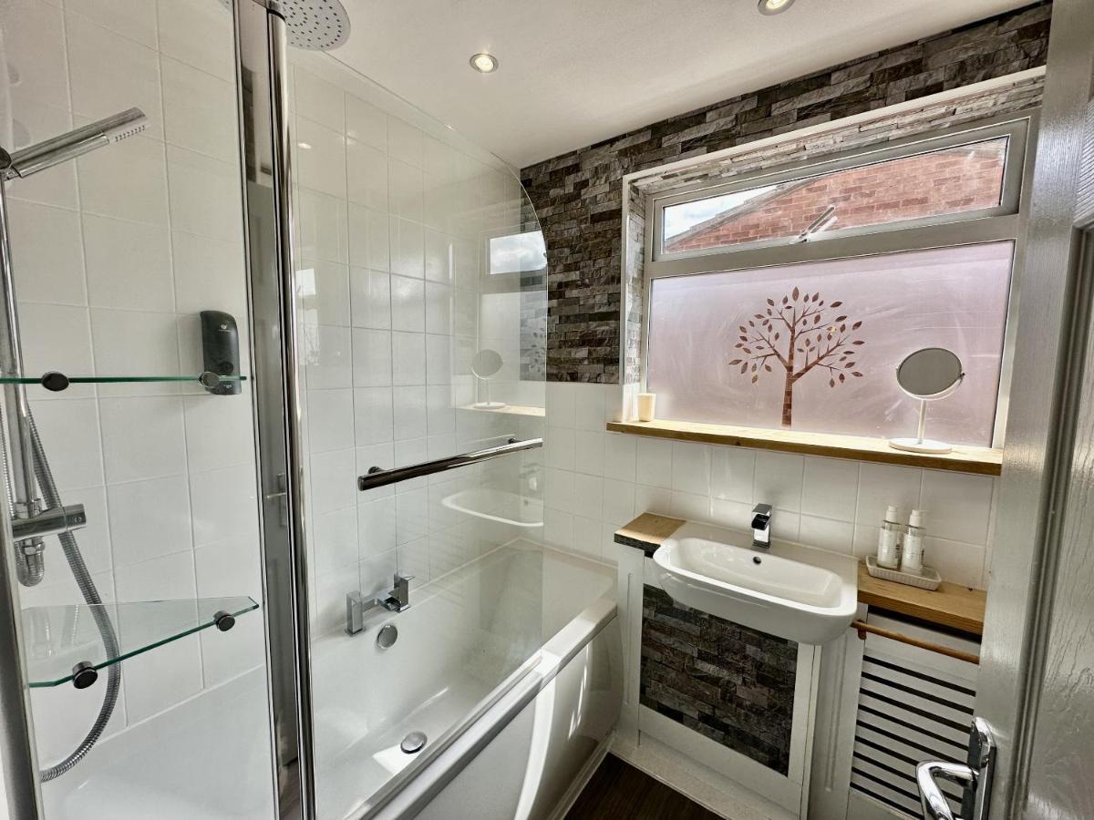 Villa Fantastic 2-Bed House With Parking - Hosted By Hutch Lifestyle Leamington Spa Exterior foto