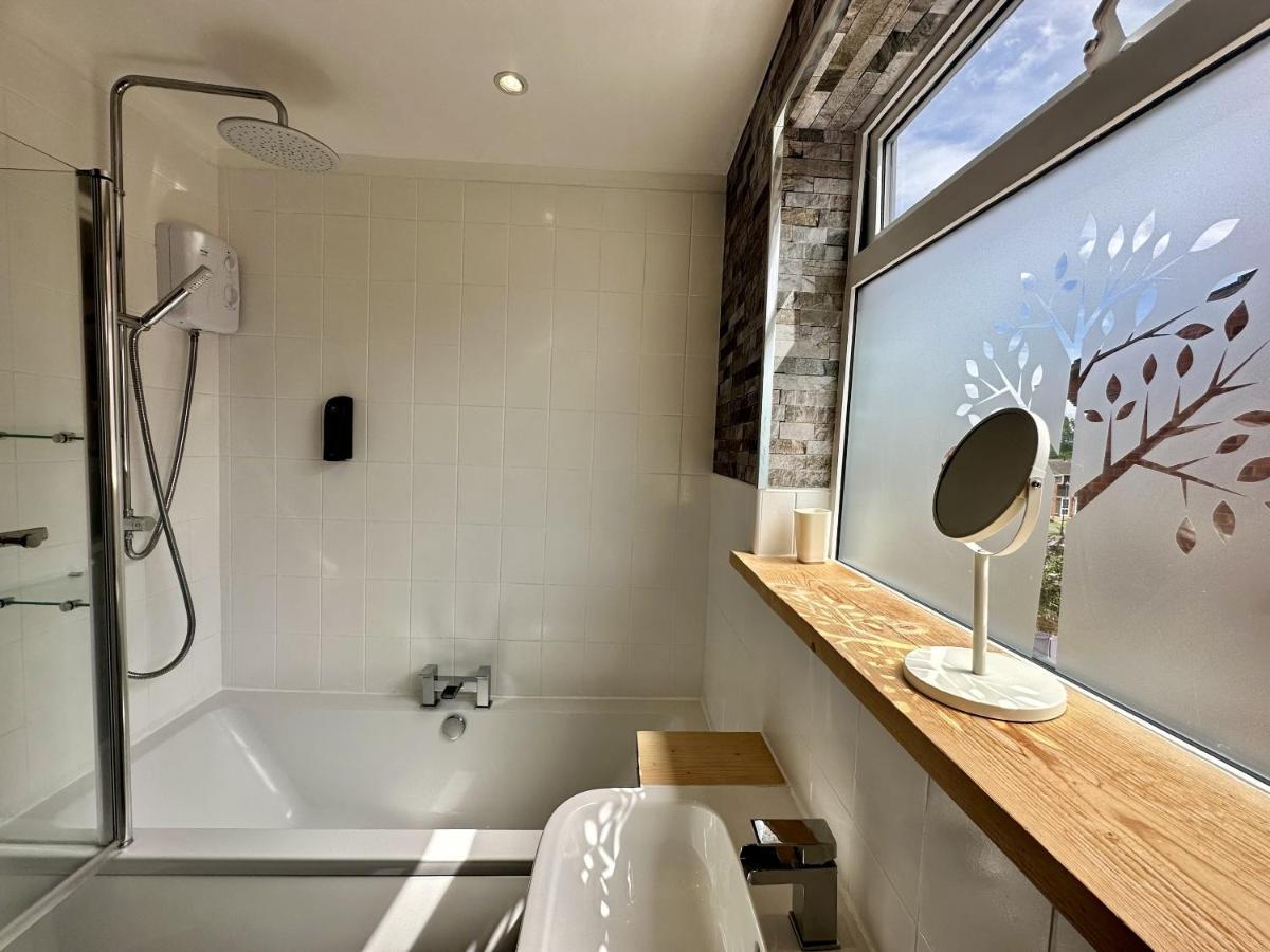 Villa Fantastic 2-Bed House With Parking - Hosted By Hutch Lifestyle Leamington Spa Exterior foto