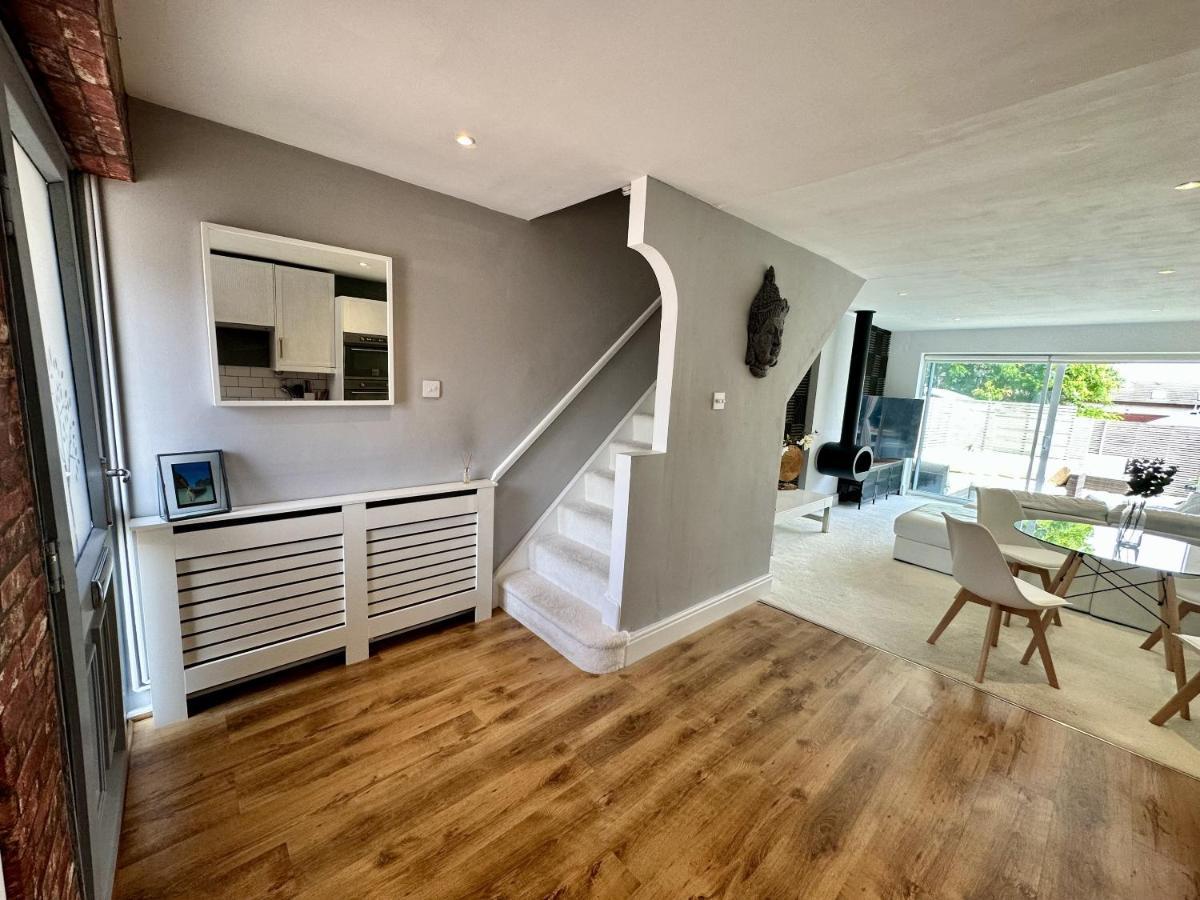 Villa Fantastic 2-Bed House With Parking - Hosted By Hutch Lifestyle Leamington Spa Exterior foto