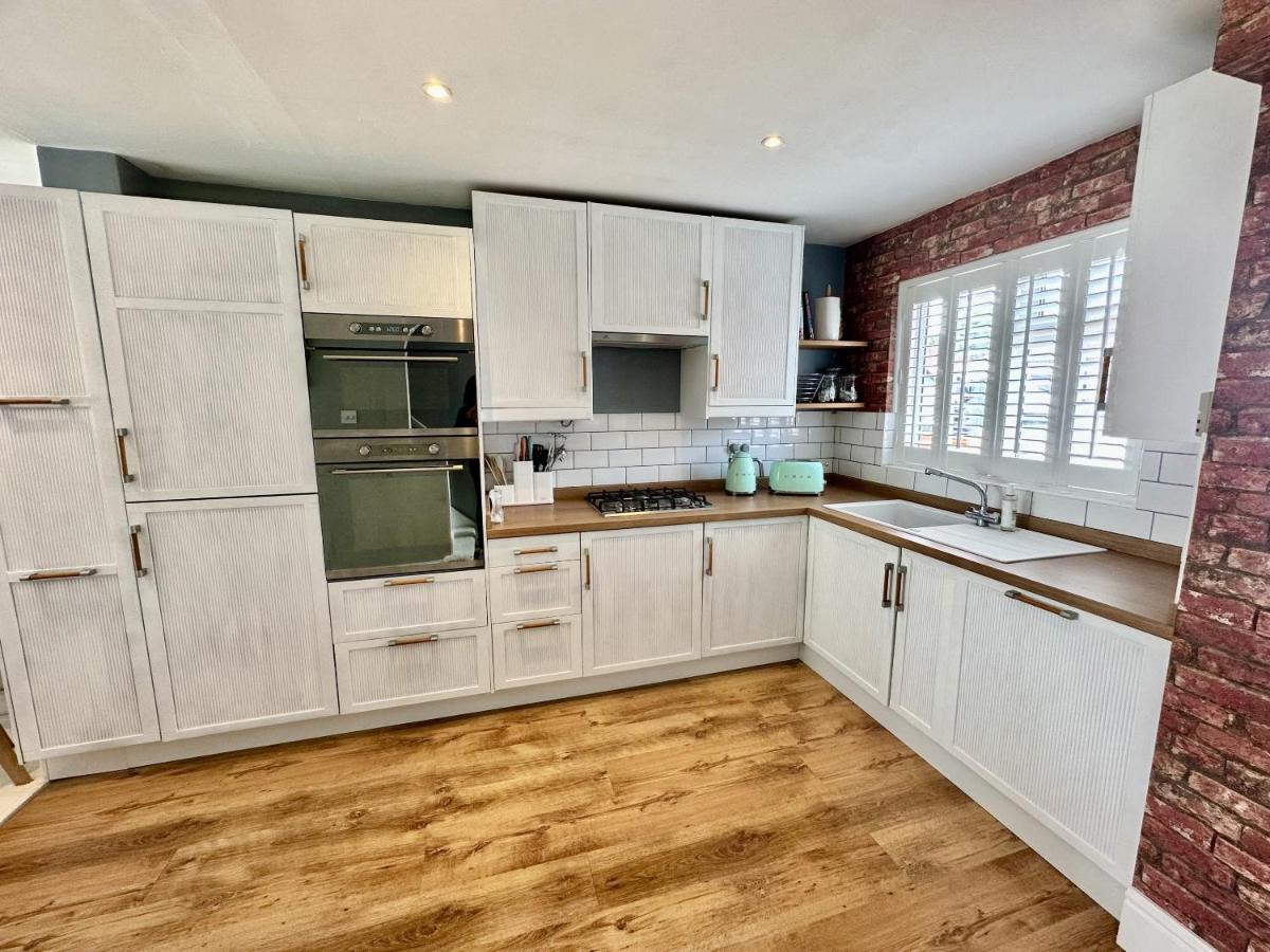 Villa Fantastic 2-Bed House With Parking - Hosted By Hutch Lifestyle Leamington Spa Exterior foto
